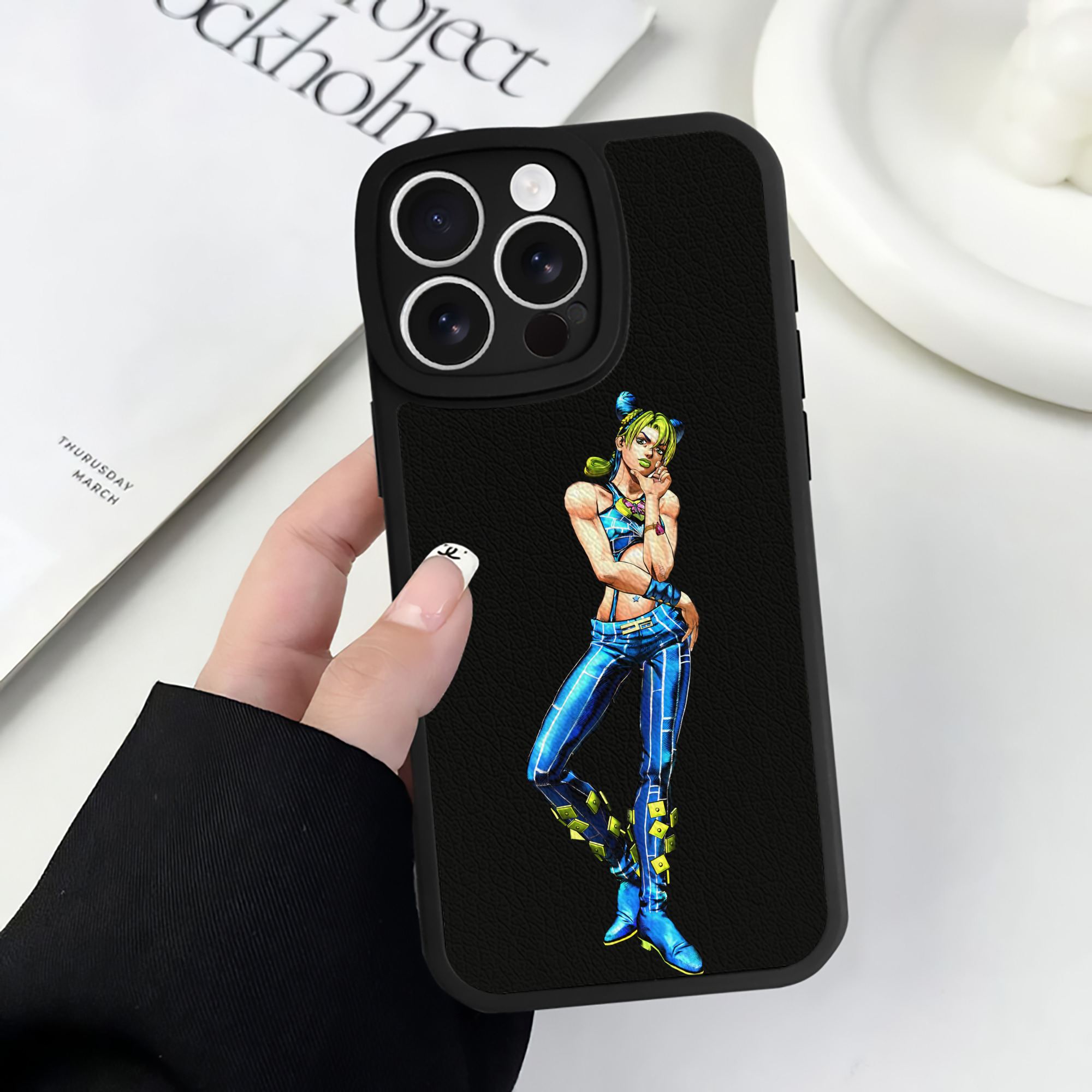 （画像用） "ジョジョの奇妙な冒険 くうじょう ジョリーン JoJo's Bizarre Adventure Jolyne Cujoh " 【iPhone 16シリーズ対応】シリコンスマホケース（レザー調） 材質：シリコン